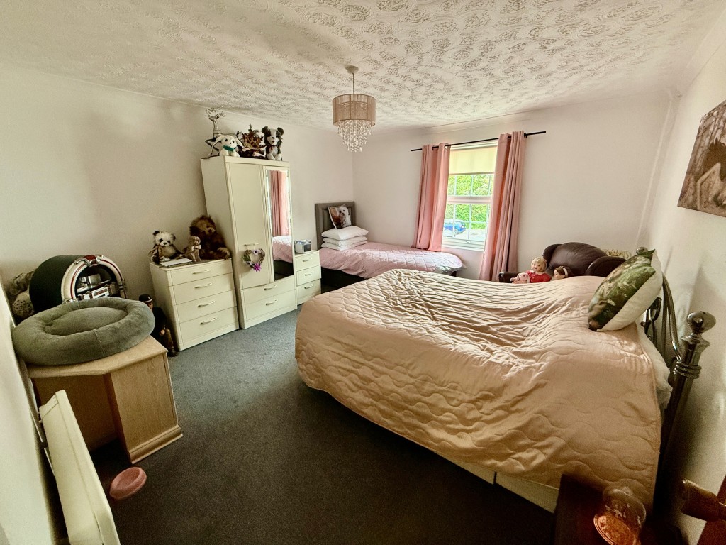 Lot: 74 - MIXED USE INVESTMENT IN TOWN CENTRE - FIVE FLATS AND COMMERCIAL UNIT - 44B East Street - Bedroom